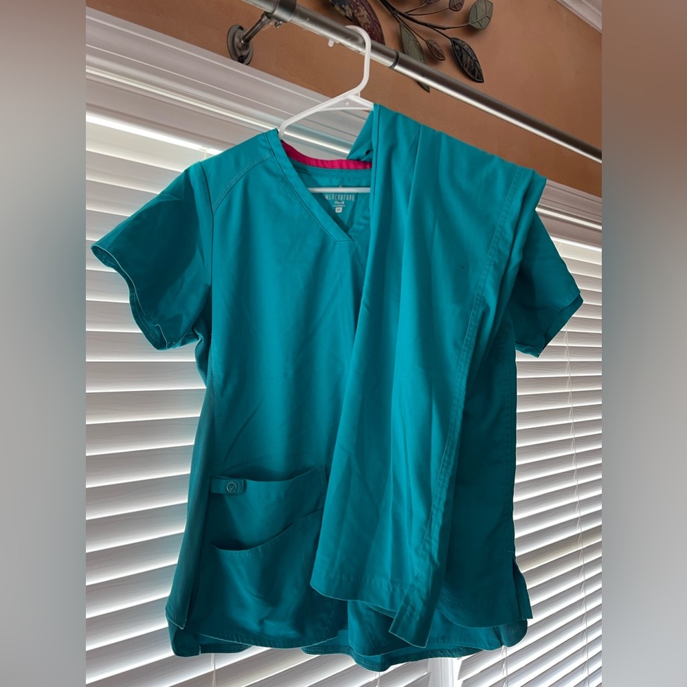 Scrub set